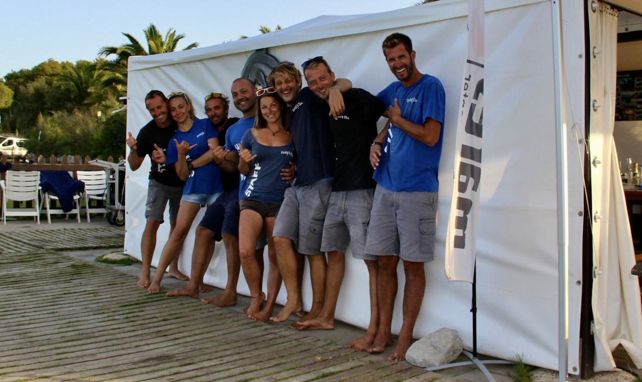 Staff del diving center riunito davanti alla struttura sulla spiaggia