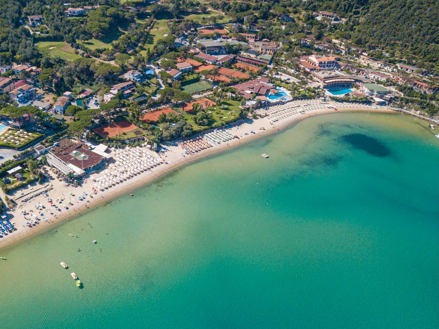 Vista aerea della spiaggia della Biodola all'Isola d'Elba