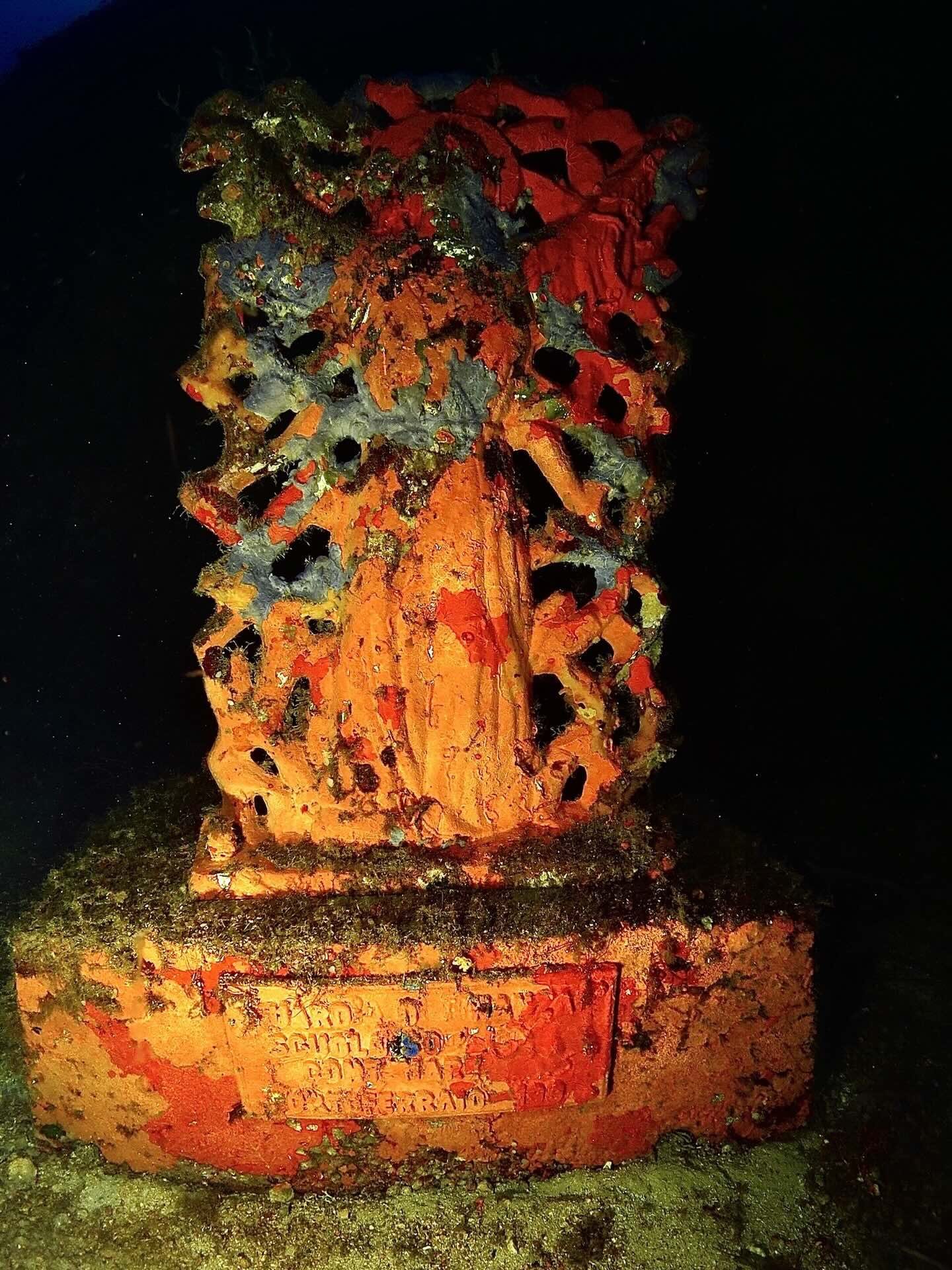 Statua sommersa del Cristo, ricoperta di spugne e organismi marini