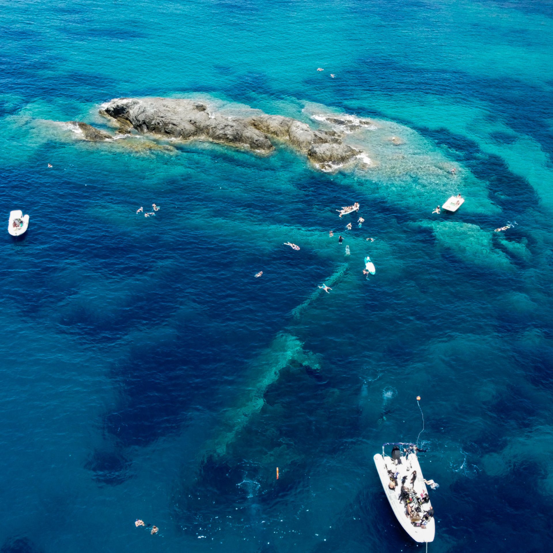 Vista aerea del relitto di Pomonte