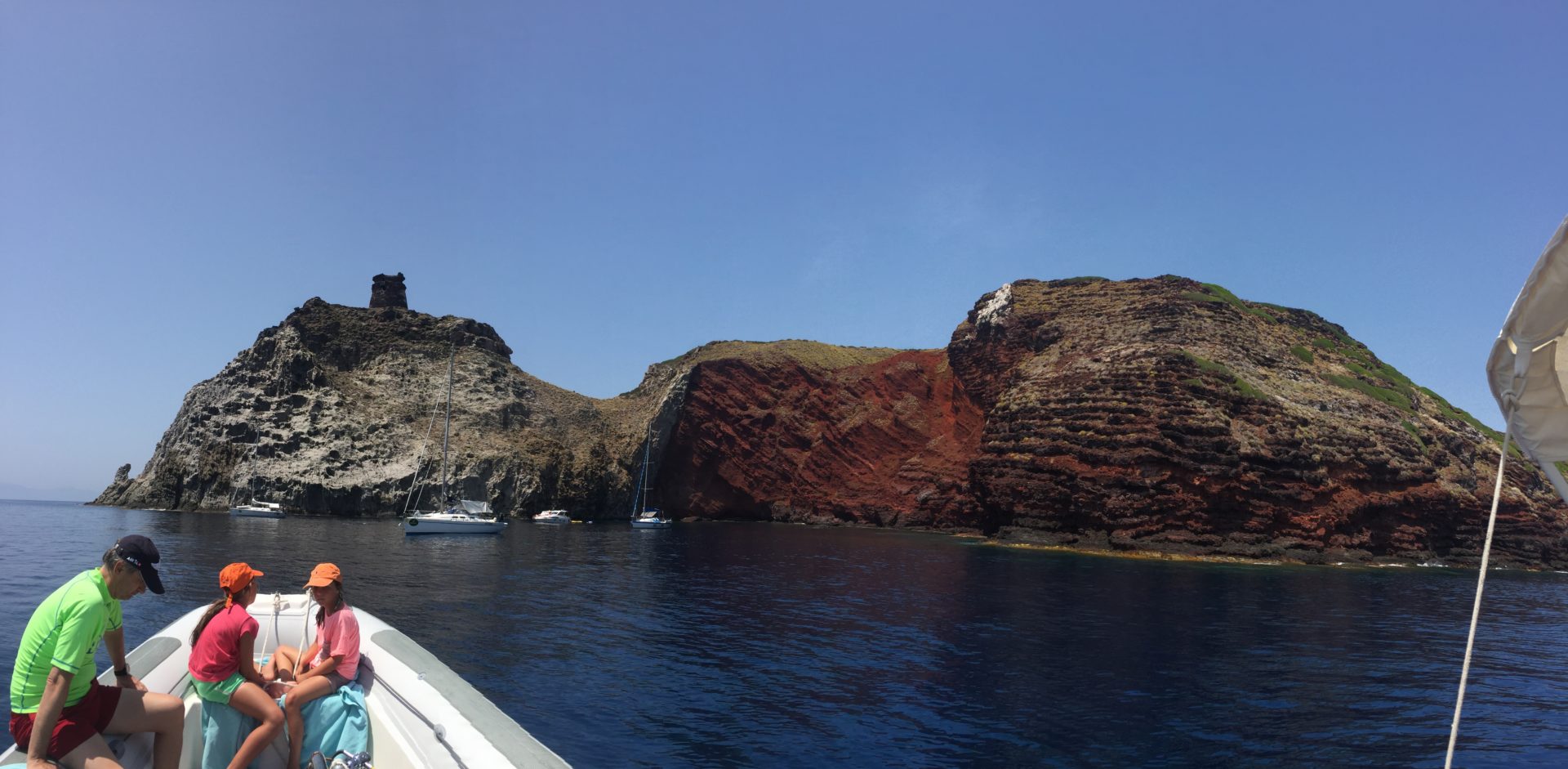 Gommone con sub in navigazione davanti alle scogliere di Capraia