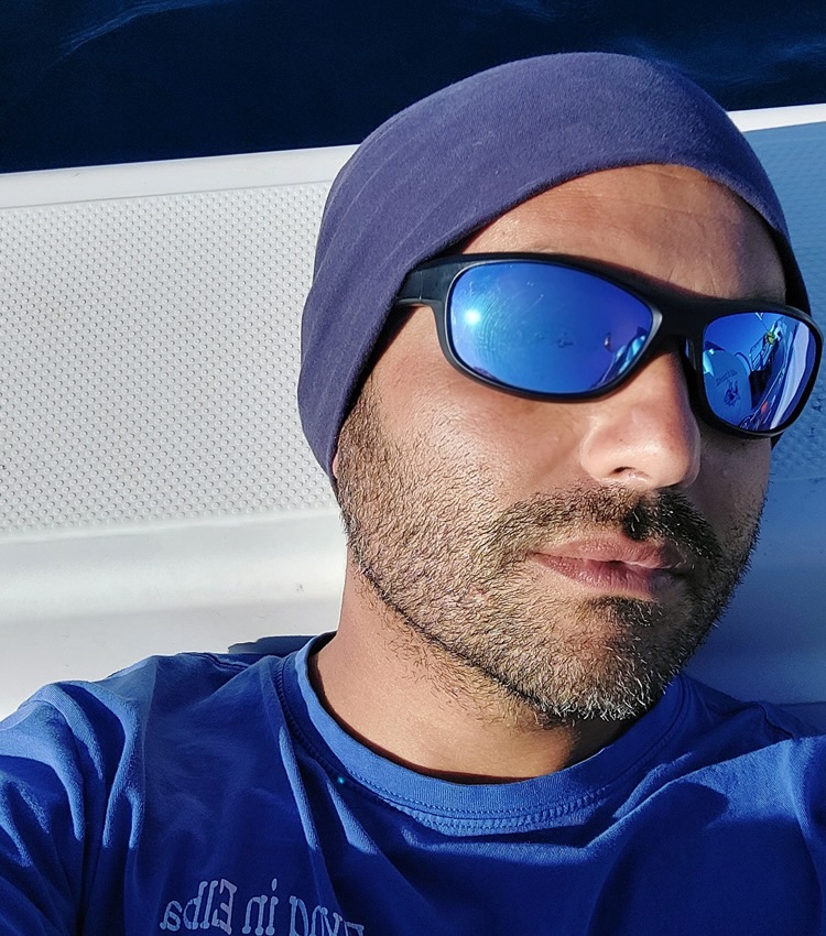 Istruttore diving a bordo dell’imbarcazione durante un’uscita subacquea